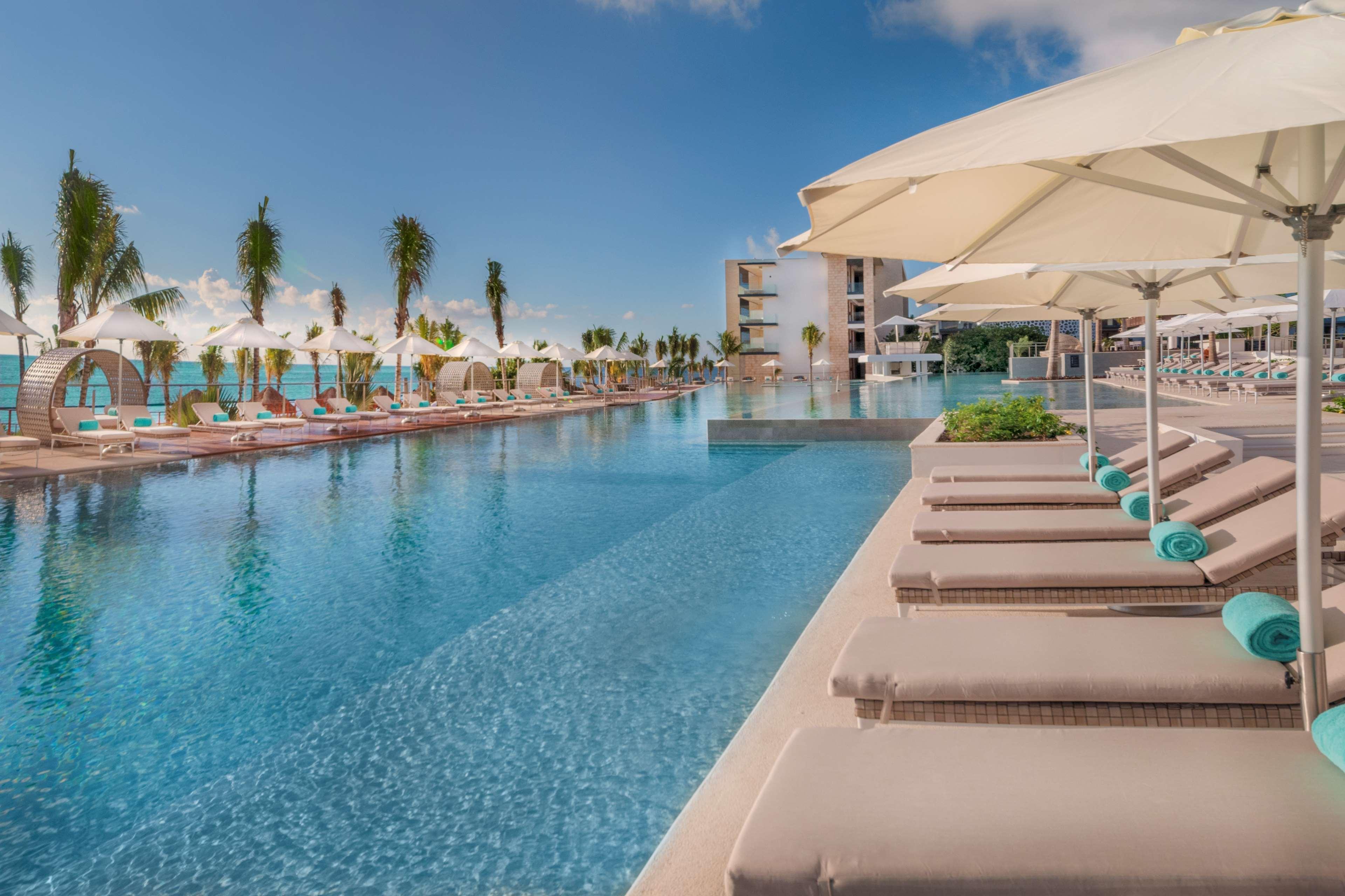ヘブン リビエラ カンクン リゾート アンド スパ【大人専用・オールインクルーシブ】 Alfredo V. Bonfil エクステリア 写真 The pool at the Hilton Cancun Resort