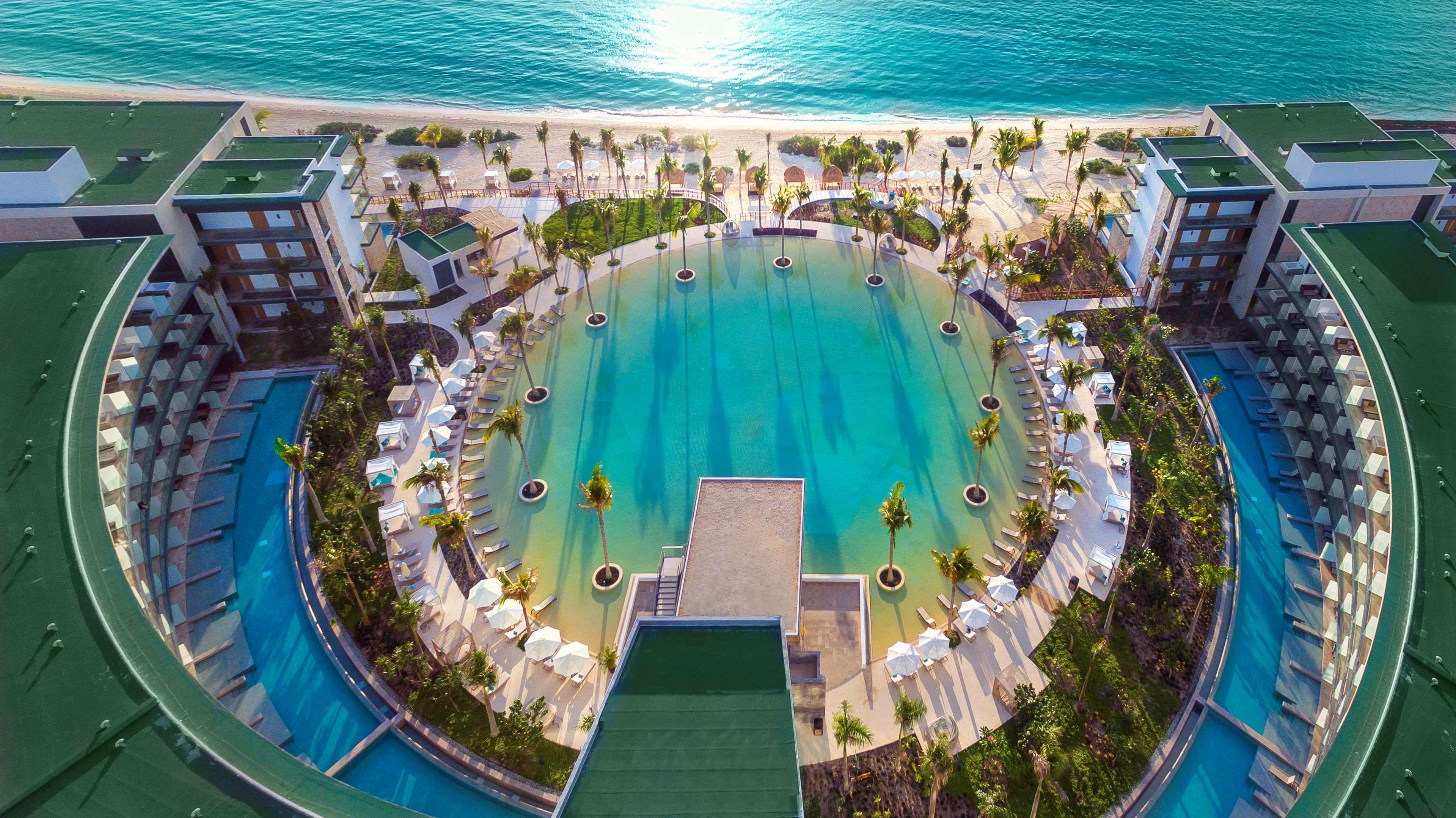 ヘブン リビエラ カンクン リゾート アンド スパ【大人専用・オールインクルーシブ】 Alfredo V. Bonfil エクステリア 写真 Aerial view of the pool at the Atlantis Paradise Island