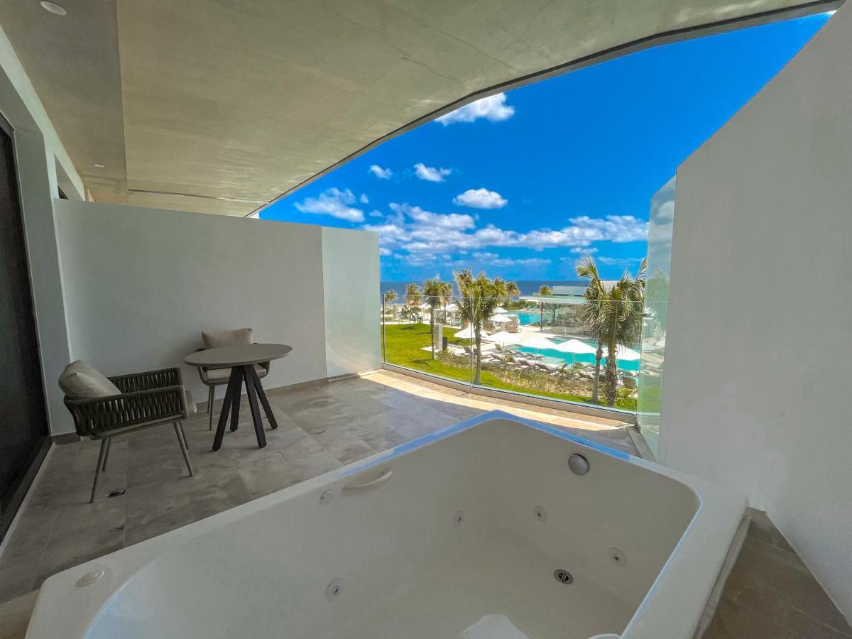 ヘブン リビエラ カンクン リゾート アンド スパ【大人専用・オールインクルーシブ】 Alfredo V. Bonfil エクステリア 写真 Balcony of a suite at the Grand Palladium Costa Mujeres Resort & Spa