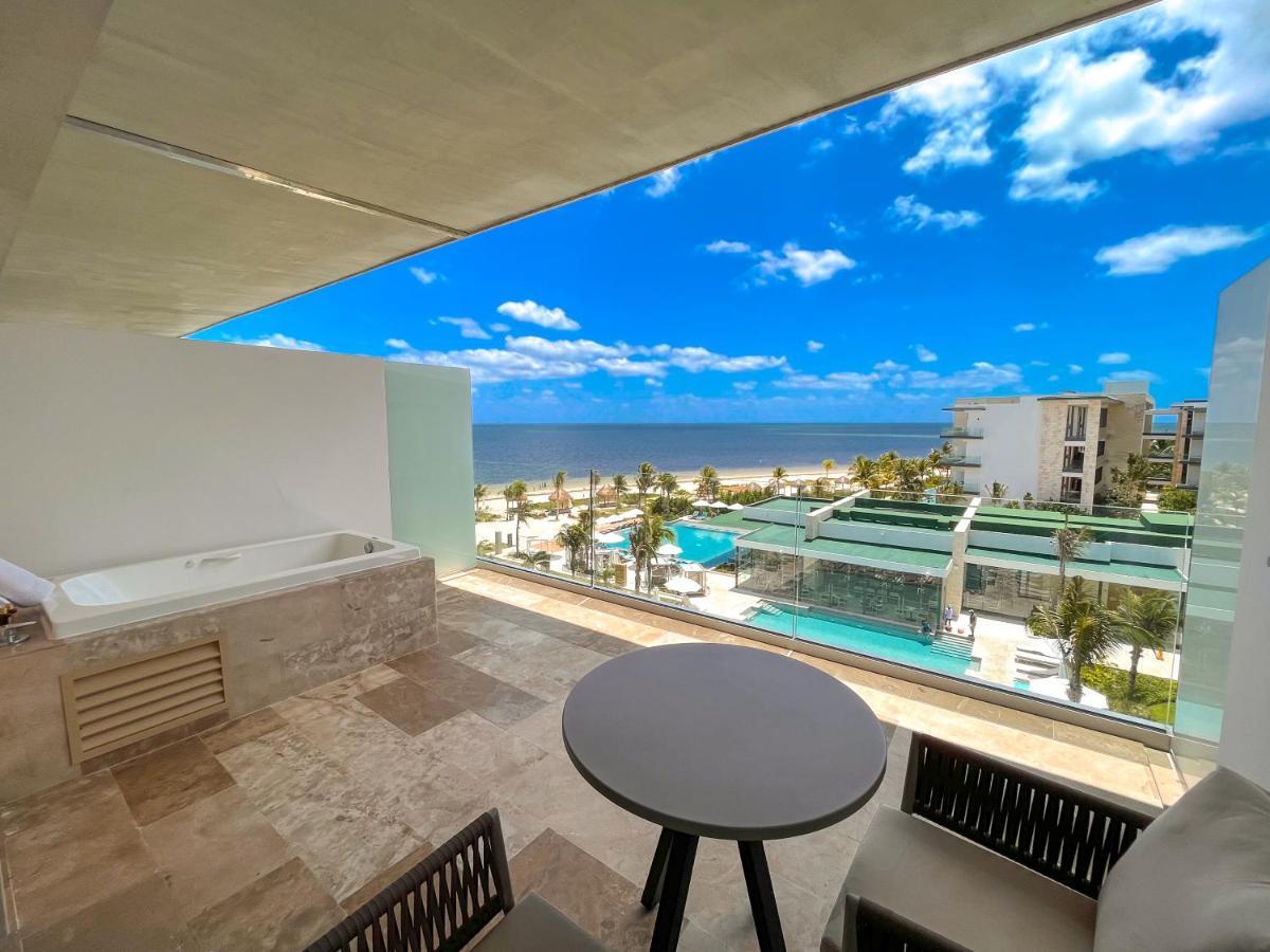 ヘブン リビエラ カンクン リゾート アンド スパ【大人専用・オールインクルーシブ】 Alfredo V. Bonfil エクステリア 写真 Oceanfront view from a suite at the Grand at Moon Palace